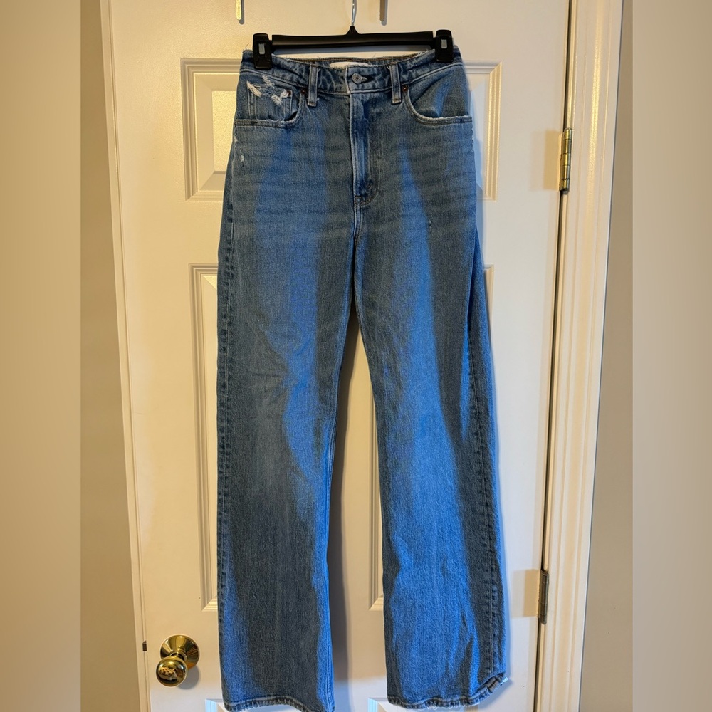 Barely worn Abercrombie and Fitch jean! Excellent condition.